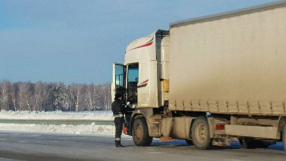 Жезл в руках мужчины в форме озадачил водителей на трассе Астана – Щучинск