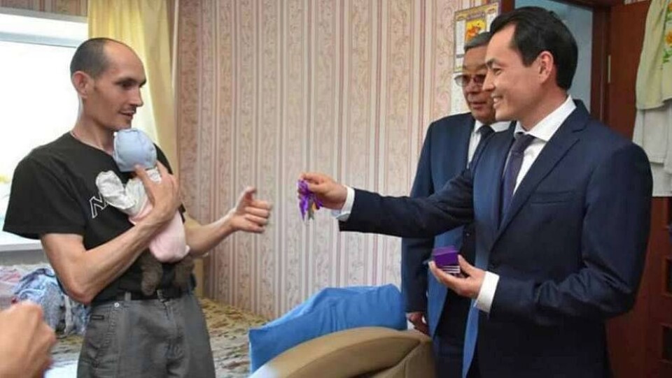 Родителям четверняшек в Карагандинской области вручили ключи от квартиры