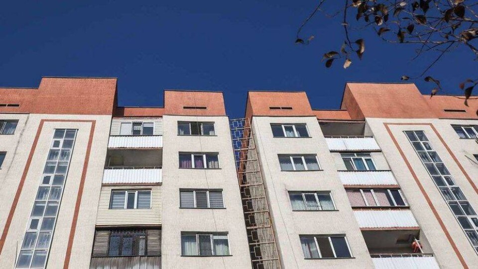 КазНИИСА о причинах крена дома в Алматы: Вместо грунта в котловане обнаружили строительный мусор