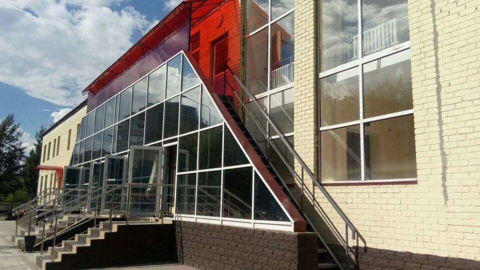 C щелями в потолке и кривыми полами сдана новая школа в Караганде 