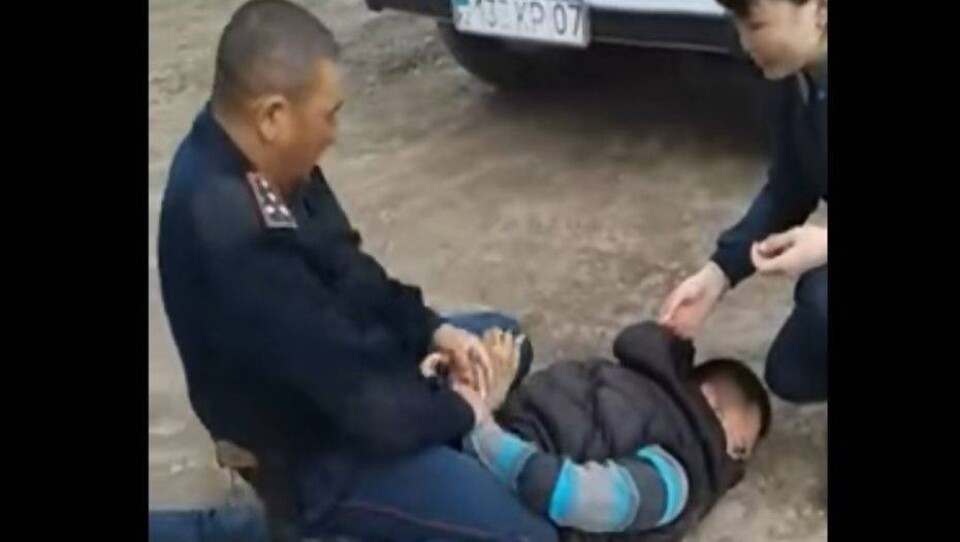 В ЗКО подследственный участковый отрицает, что избивал местного жителя