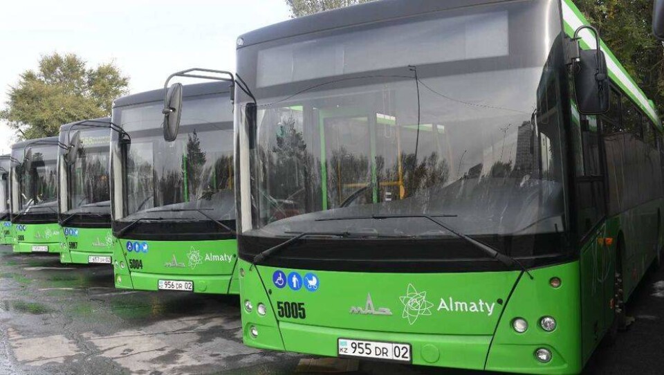 На три маршрута в Алматы выпустили новые автобусы