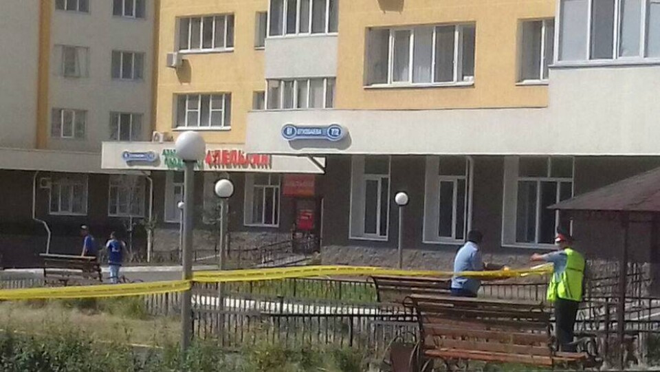 Вооружённый мужчина угрожал людям стрельбой в одном из дворов Алматы