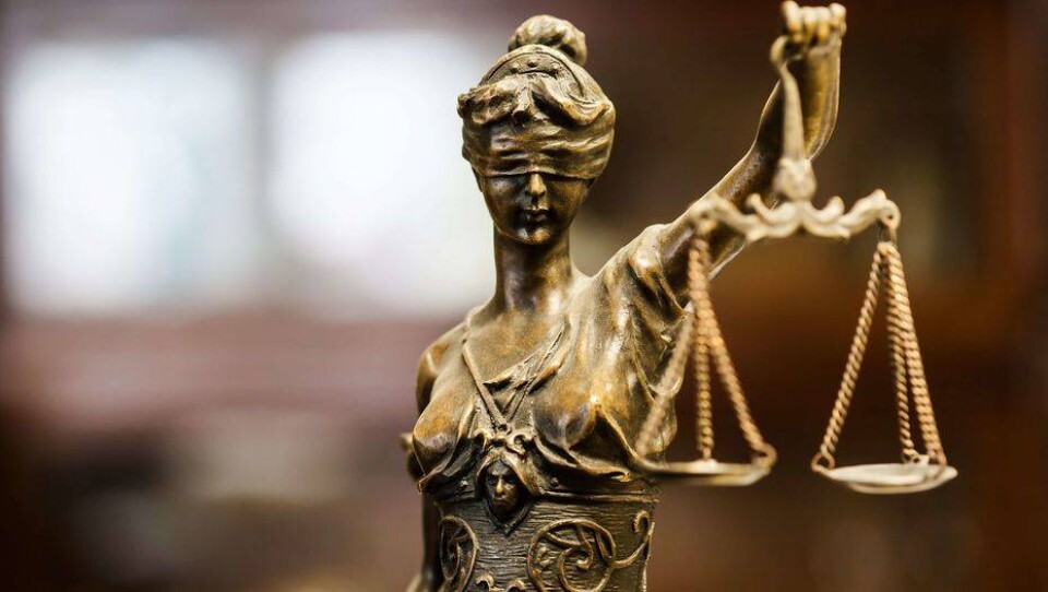 За выбитые взрывом стёкла в домах Семея чиновника приговорили к ограничению свободы