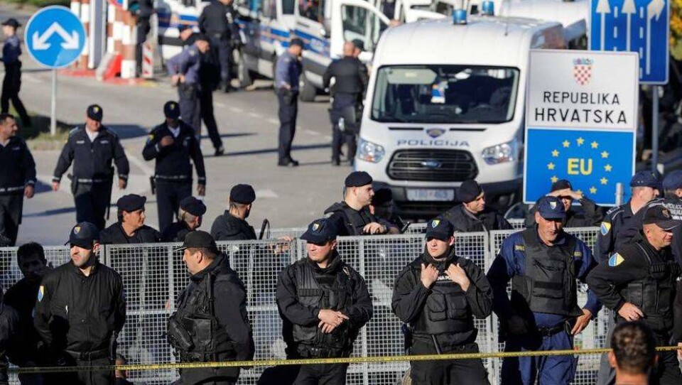 СМИ: 20 тысяч мигрантов, вооружённых ножами, пытаются прорваться на территорию ЕС