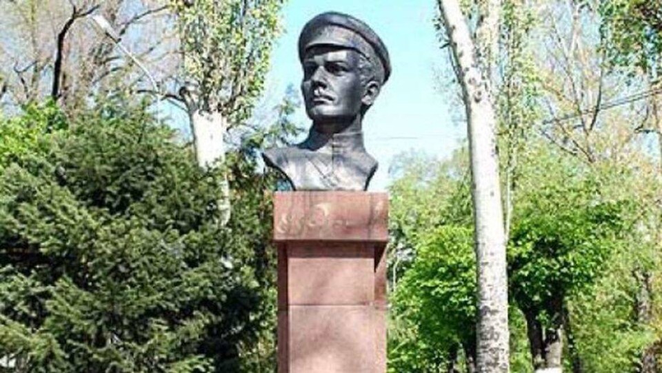 Бюст Фурманова в Алматы перенесли с проспекта Назарбаева в парк "Сары-арка"