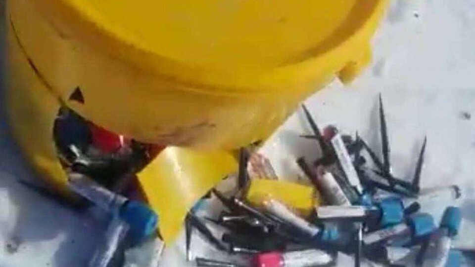 В степи под Астаной выбросили несколько тонн медотходов. Пять госорганов выясняют, чьи они