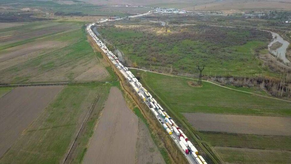 Кыргызские СМИ показали километровые очереди из фур на границе с Казахстаном