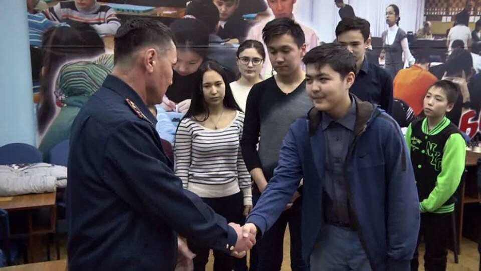 Полицейский рассказал, как с напарником преградил дорогу КамАЗу
