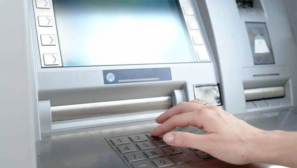 Житель Алматы с помощью спичечного коробка крал деньги в кредитных терминалах