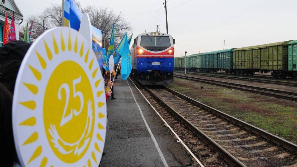 Пассажиры поезда "Тәуелсіз Қазақстан" помогли безработным жителям Талдыкоргана