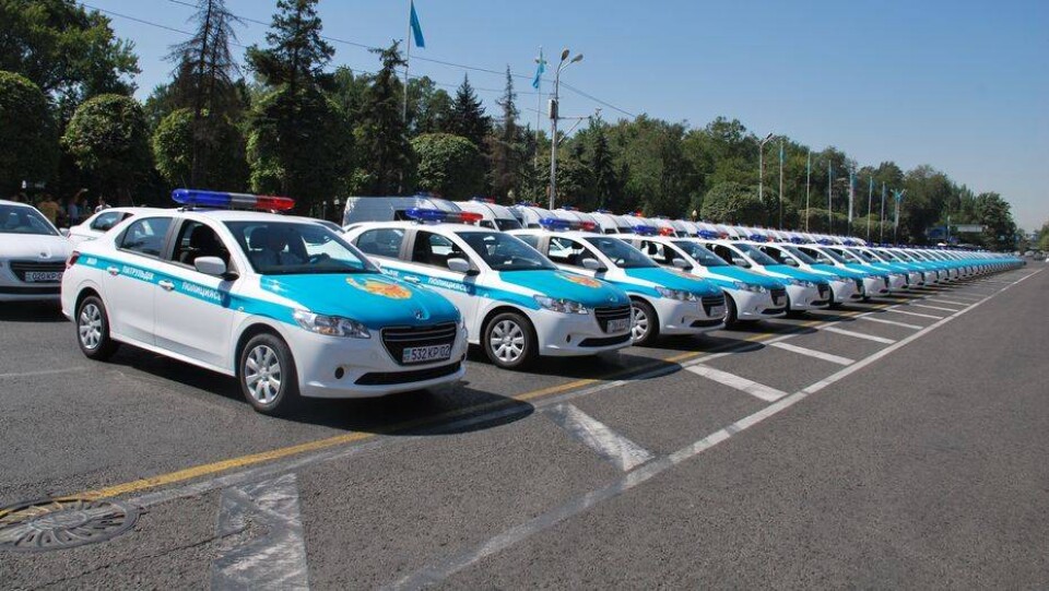 За непристойное фото на капоте полицейской машины поплатился алматинец