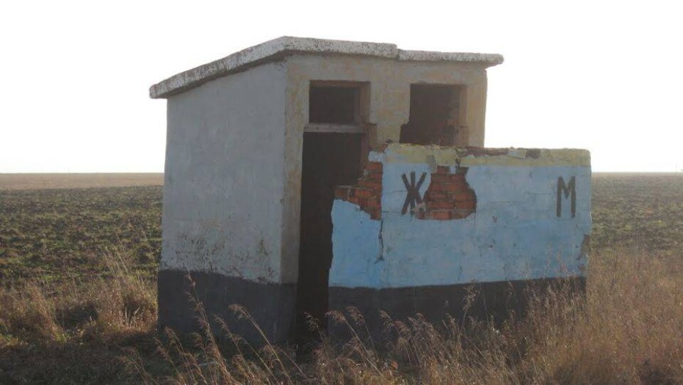 В Мангистау туалет рухнул на глазах у людей, собиравшихся им воспользоваться