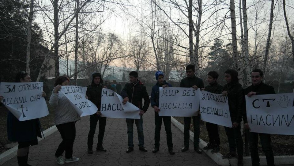 У здания суда в Есике устроили акцию в поддержку изнасилованной Жибек Мусиновой