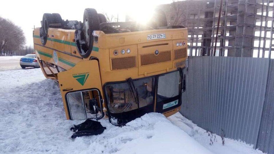 В Актобе пассажирский автобус попал в ДТП, 26 человек госпитализировали