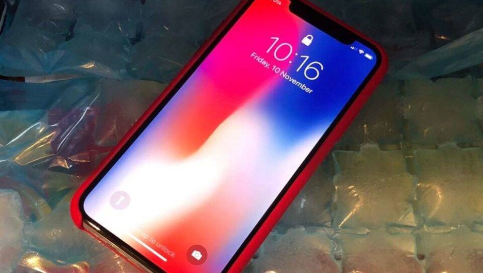 Владельцы новых iPhone X пожаловались на замерзающий экран и зелёные полосы