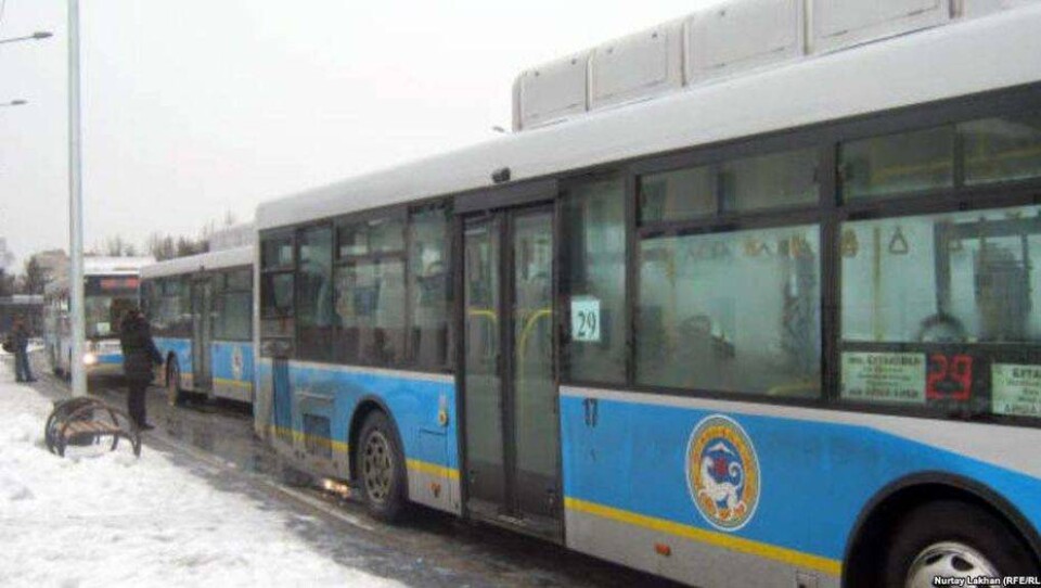 В Алматы разгрузили проблемные остановки возле автовокзала "Саяхат"