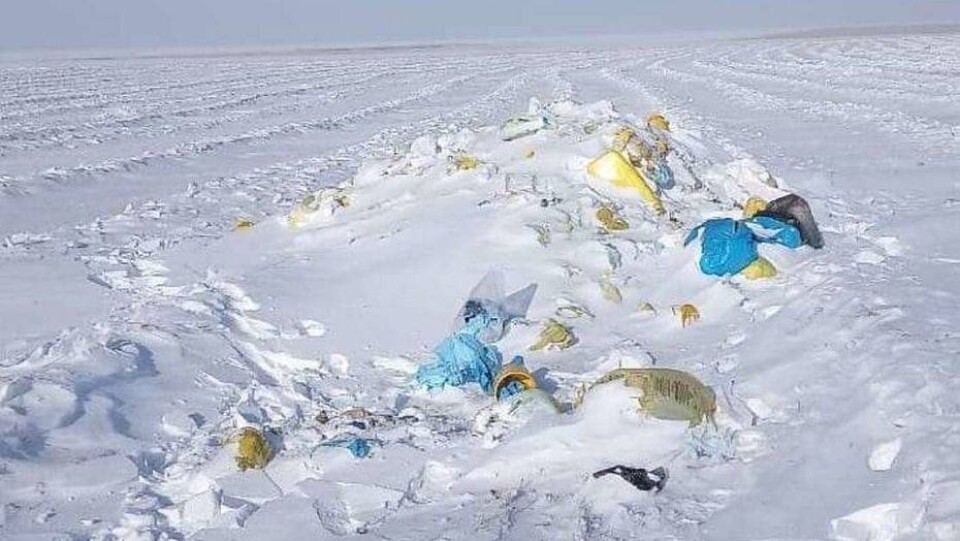 Экологи попросили проверить кардиоцентр Астаны из-за выброшенных в степи медотходов