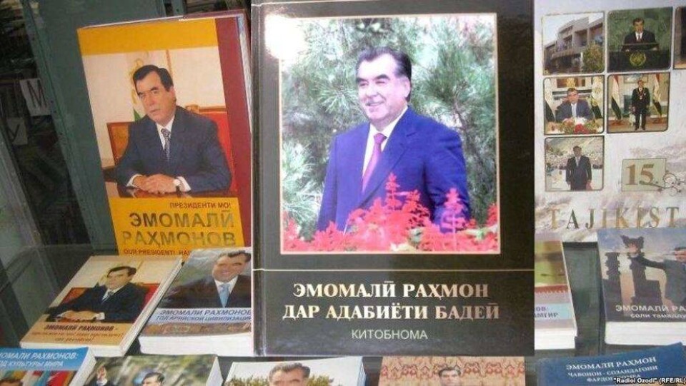 В Таджикистане все радиостанции обязали читать в эфире произведения президента