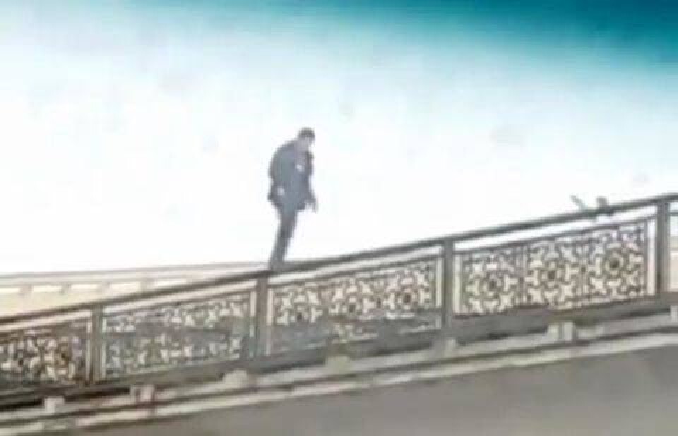 Смертельно опасную прогулку по перилам моста сняли на видео в Караганде