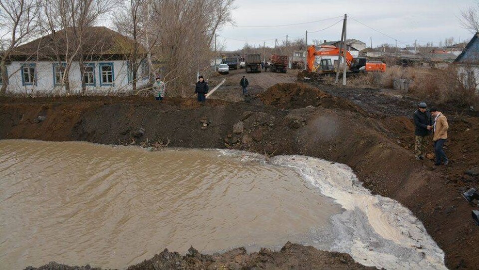 В Атбасаре продолжаются восстановительные работы на дамбе