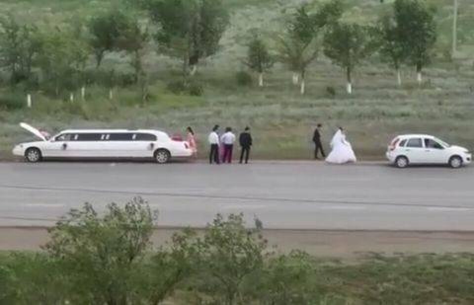 В Актобе из-за сломавшегося лимузина невеста едва не ушла с собственной свадьбы 