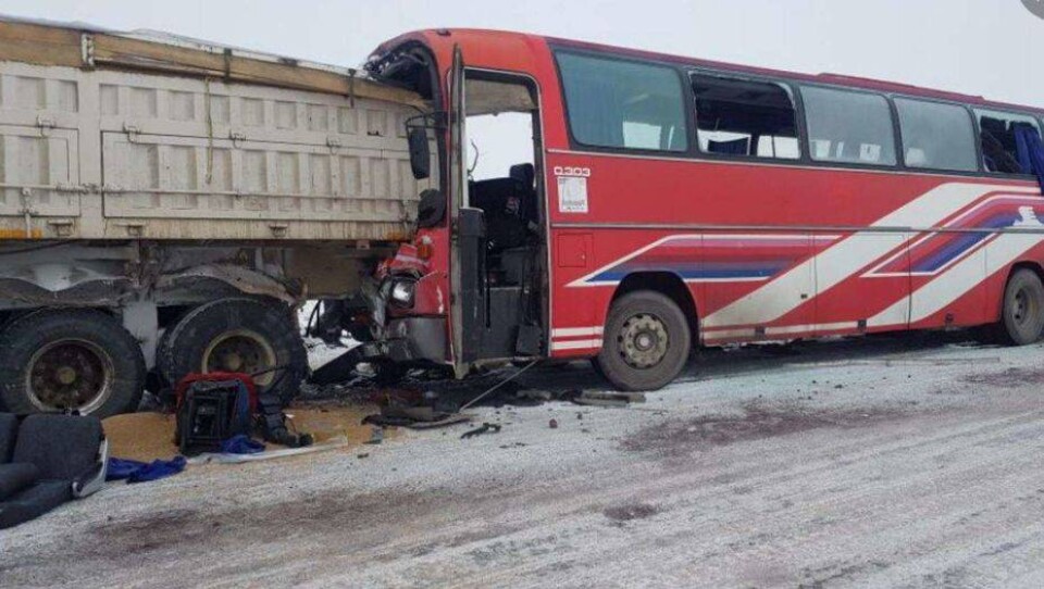 Автобус столкнулся с грузовиком в Карагандинской области: погиб человек