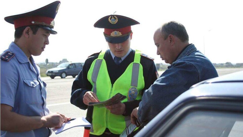 Автомобили должников массово помещают на штрафстоянки в Уральске
