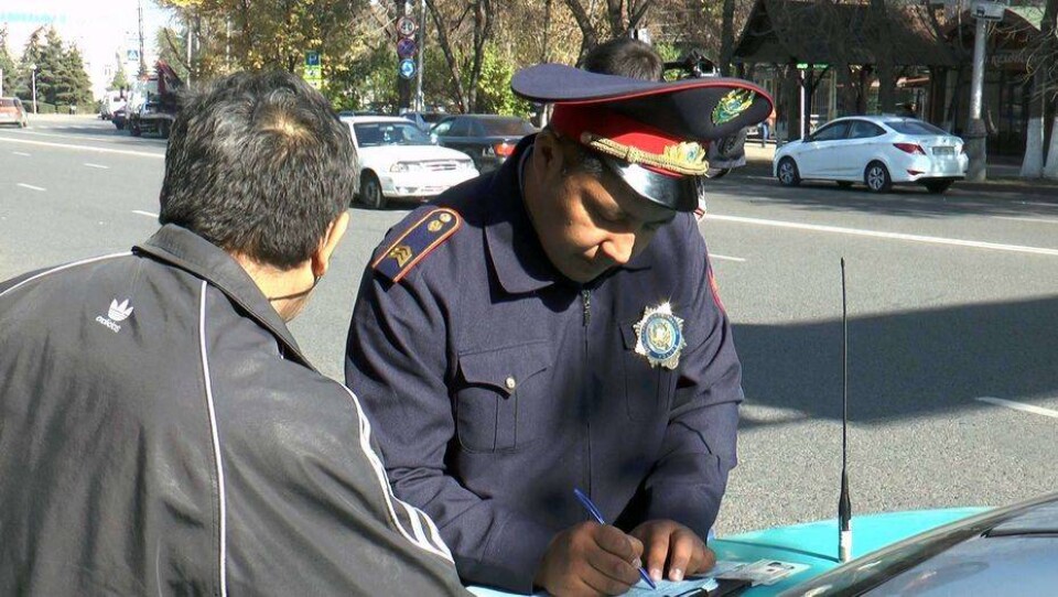 Как быстро должен подойти автоинспектор к водителю после остановки, рассказали в МВД