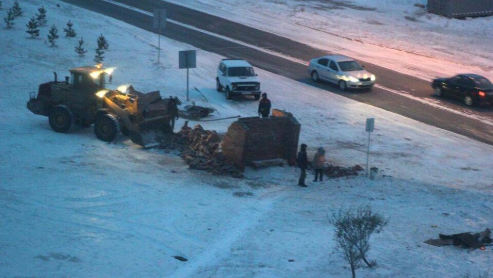 В Степногорске водитель Lexus влетел в остановочный павильон и погиб