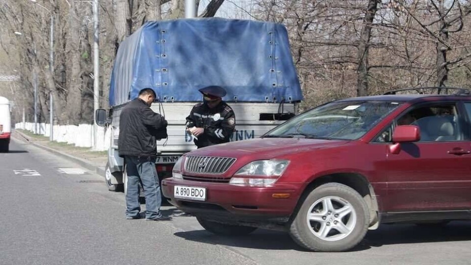Водители Кыргызстана пожаловались на штрафы из РК. В полиции Тараза заявили, что те нарушили ПДД 12 тысяч раз за год