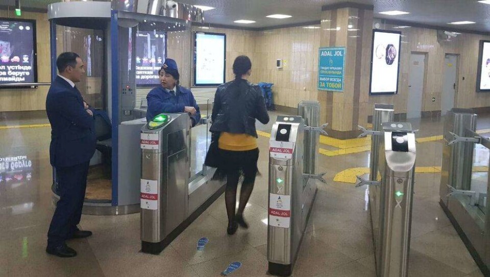 За месяц работы "честных турникетов" в метро Алматы проезд не оплатили всего 48 человек