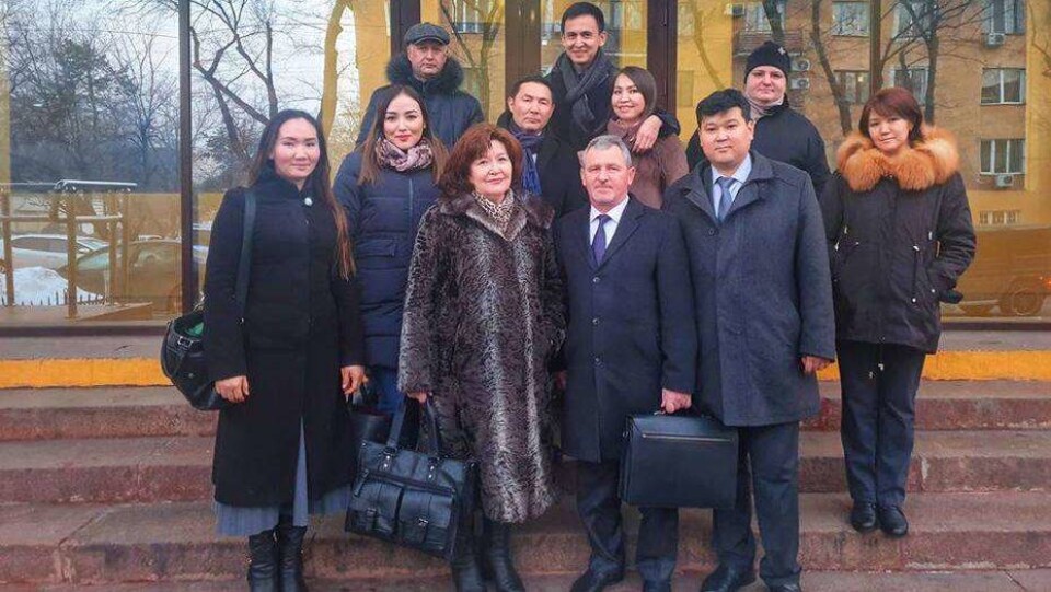 Суд Алматы отказался отстранять адвоката от дела по требованию прокуроров. Его защищали 35 коллег