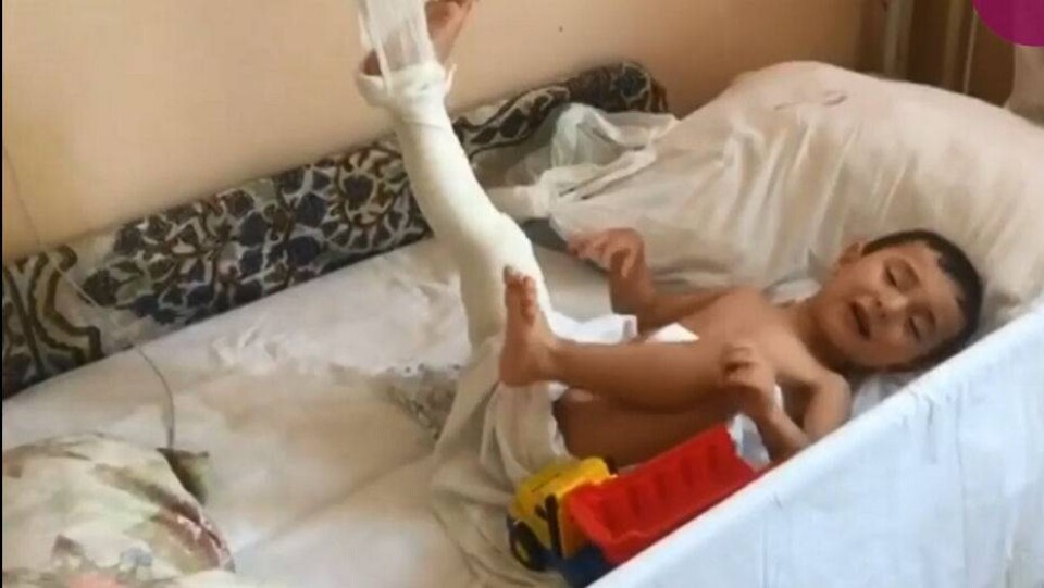 Трёхлетнего ребёнка в Алматы едва не убило рекламным щитом