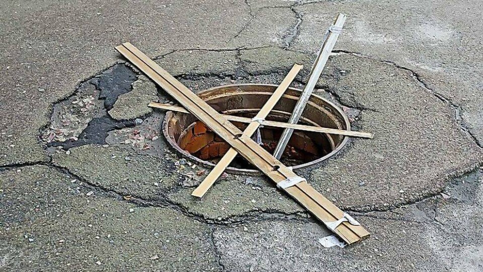 В Алматы колодцы закрывают двумя крышками: чугунной и специальной сеткой