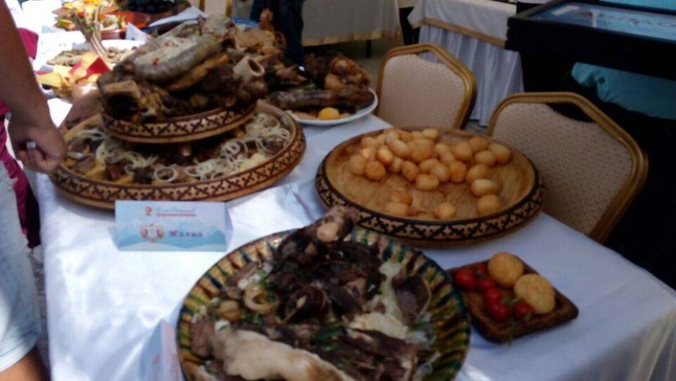 Повара перепробовали десяток вариаций бешбармака в поисках самого вкусного на "Тойказане" в Алматы