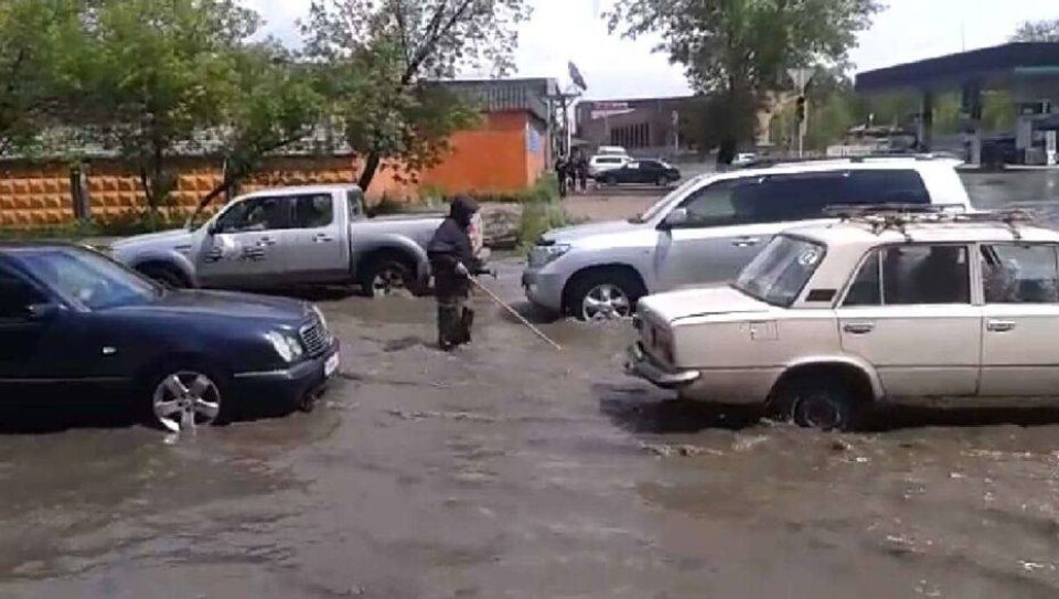 Сильный ливень затопил центральные улицы и парализовал движение в Павлодаре 
