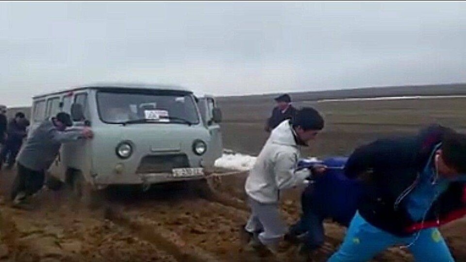 Жителей ЗКО, вытаскивающих УАЗ из грязи, сравнили с бурлаками на Волге