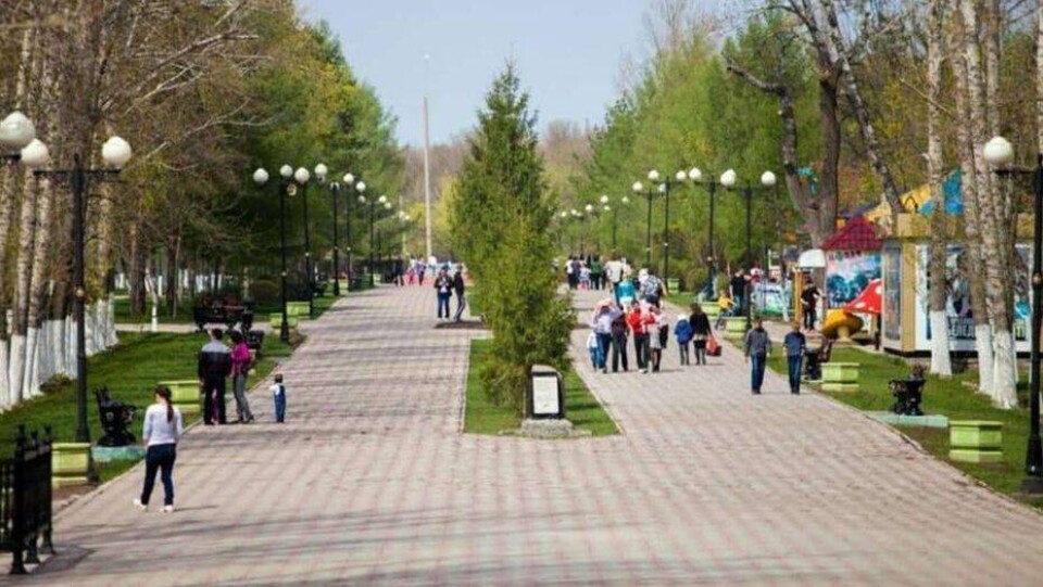 Городской парк закрыли в Уральске. Горожане гуляли там без масок 