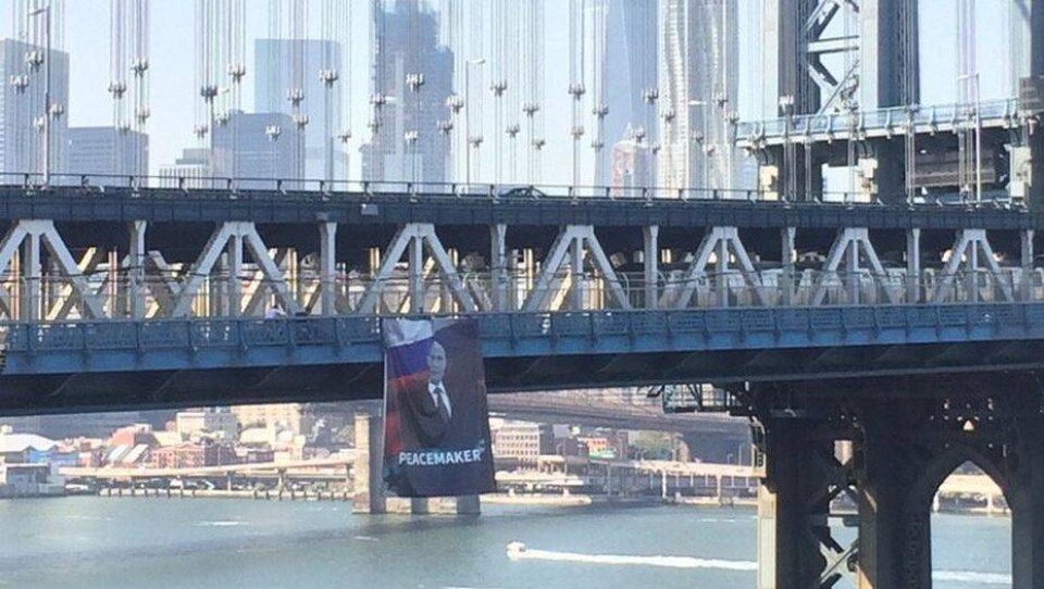 Гигантский баннер с изображением Путина появился в Нью-Йорке 