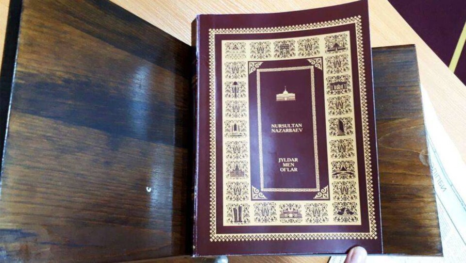 Книгу Нурсултана Назарбаева переиздали на латинице в Астане