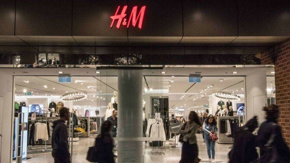 H&M обвинили в расизме из-за неоднозначной рекламы детской толстовки