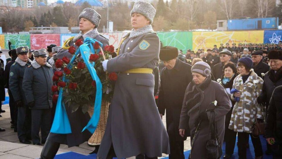 Участники декабрьских событий возложили цветы к монументу Независимости в Алматы