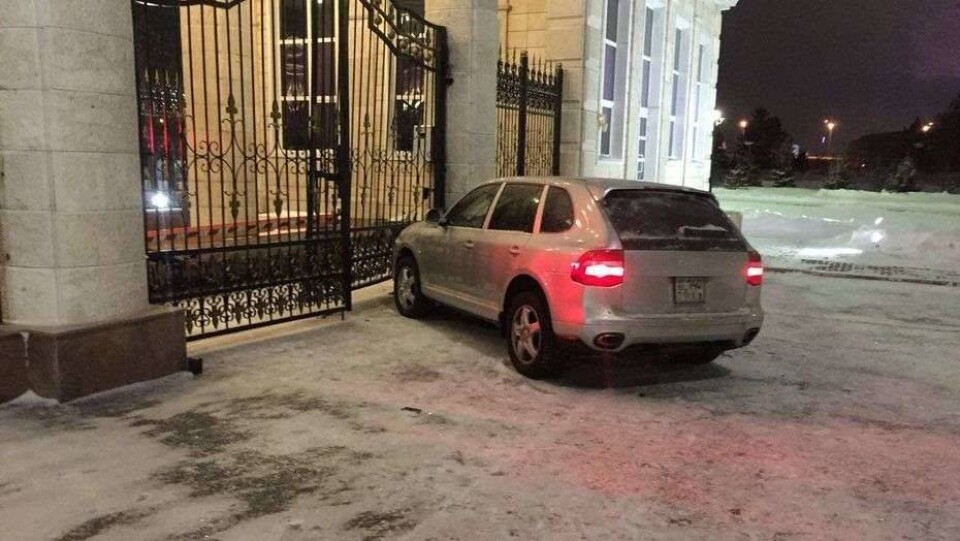 Полицейский, врезавшийся в ворота Акорды, был пьян
