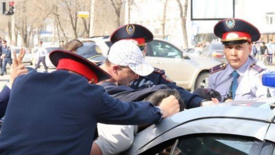 Массовая драка болельщиков "Акжайыка" и "Актобе" попала на видео
