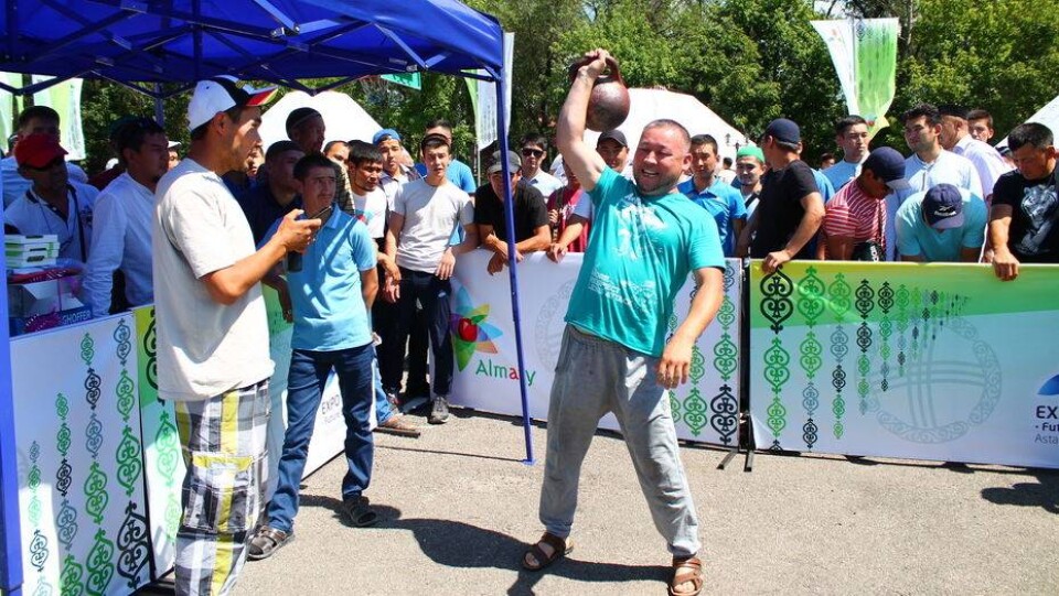Имамы алматинских мечетей после жұма намаза взялись за гири