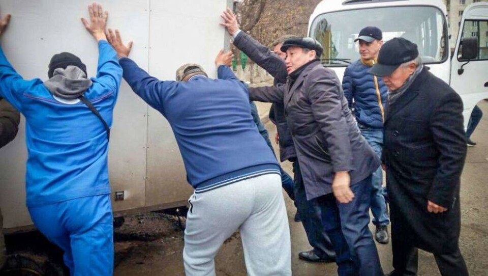 Чиновники во главе с акимом Павлодара не смогли помочь застрявшей в яме машине