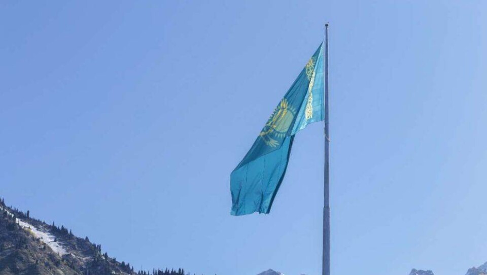 Самый большой флаг Казахстана в Алматы установили на Медеу