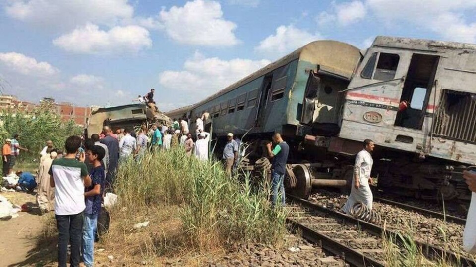 Египетский чиновник скончался от увиденного на месте крушения двух поездов