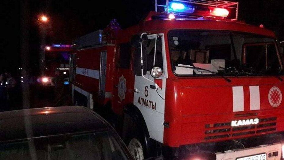 Около 50 человек эвакуировали спасатели из горящего дома в Алматы